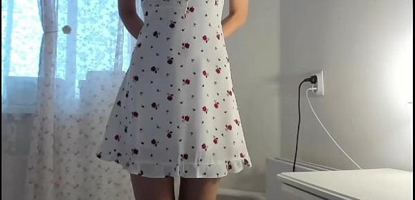  Novinha tirando o vestido na webcam